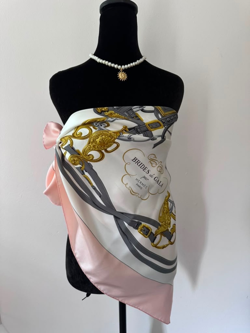 Hermes Silk Scarf Carré 90 Pink White Hand Rolled Made in France - Picture 5 of 9